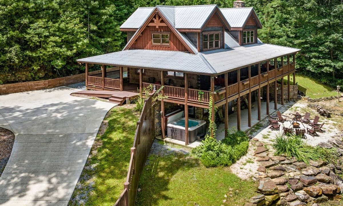 Ellijay Cabin | Gorgeous Creekside Lodge Sleeps 14! Guesthouse with Huge Game Room! Wineries!