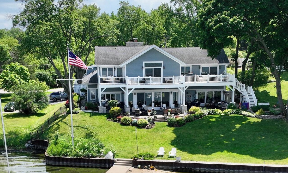 Ingleside House | Gorgeous Lakefront Retreat on Long Lake!