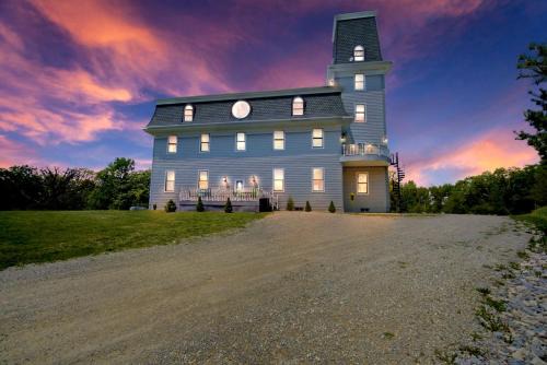Fort Atkinson Villa | Gorgeous Secludued Villa Nestled Amidst Trees in Fort Atkinson, Wisconsin