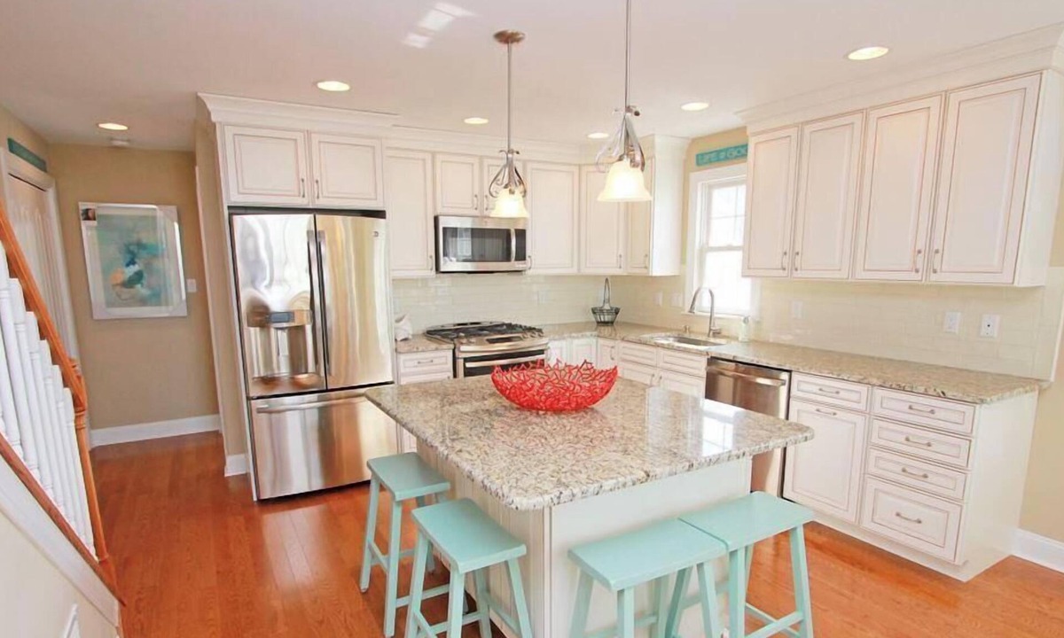 Avalon House | GORGEOUS, UPSCALE! Stainless steel appliances & Upgrades throughout! 2 parking spots off street and a fenced in rear yard