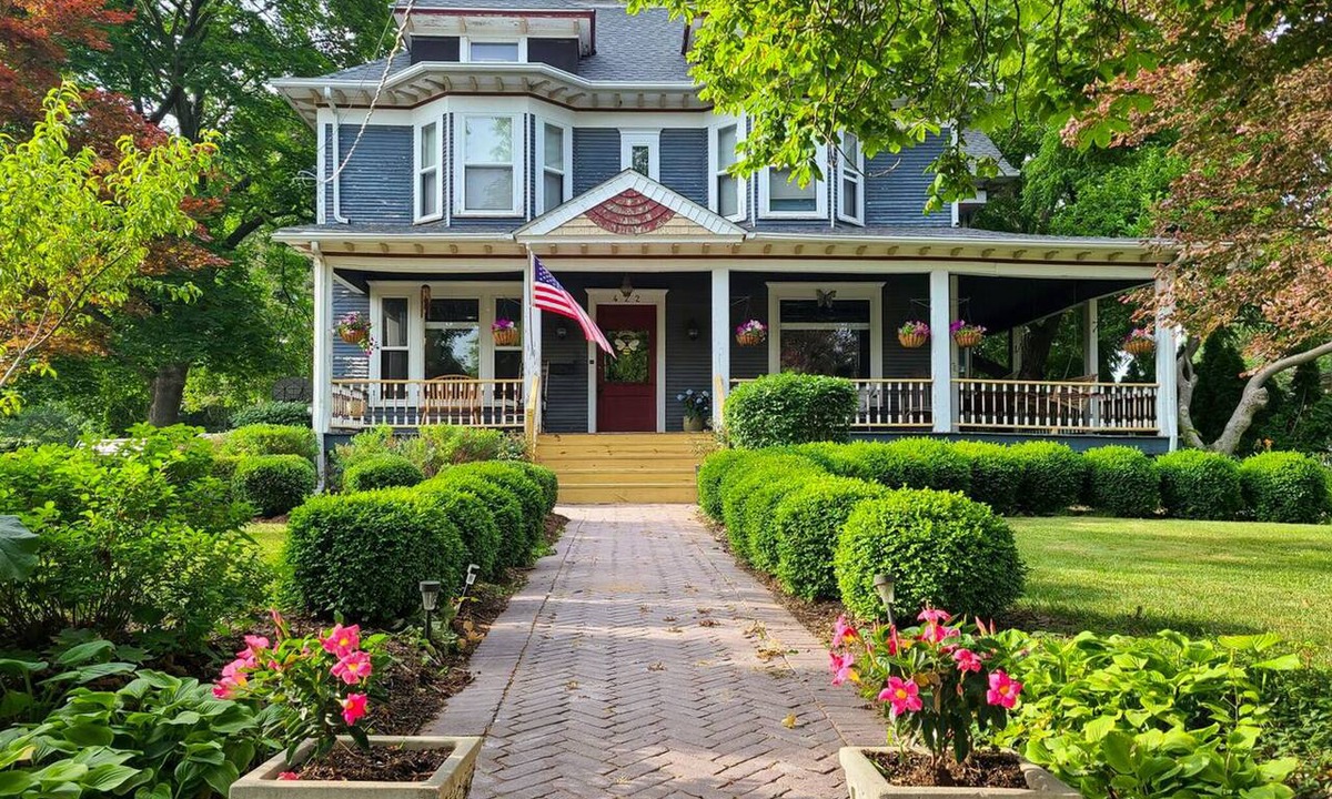 Woodstock House | Grand 1800s Victorian Gem: Updated/by Downtown