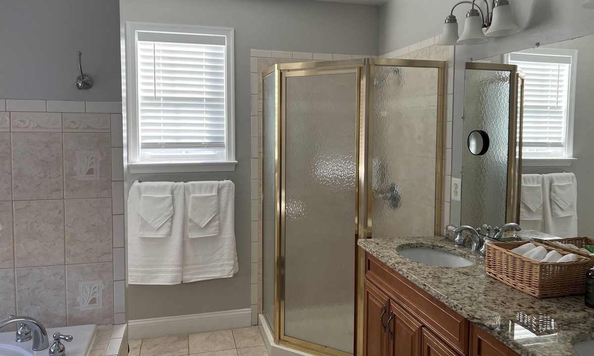 Nauck House | Grand Four Bedroom House 15-minutes to DC Mall
