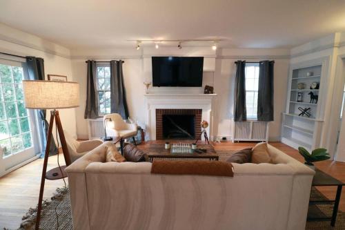 Princeton Apartment | Grand Mid-Century 3BR Near University Game Rm