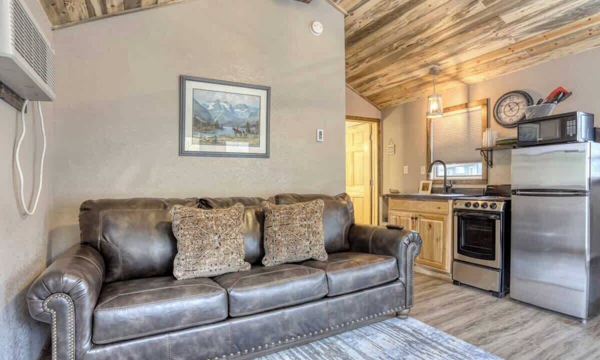 Keystone Cabin | Granite Peak. Near Mt-Rushmore National Memorial