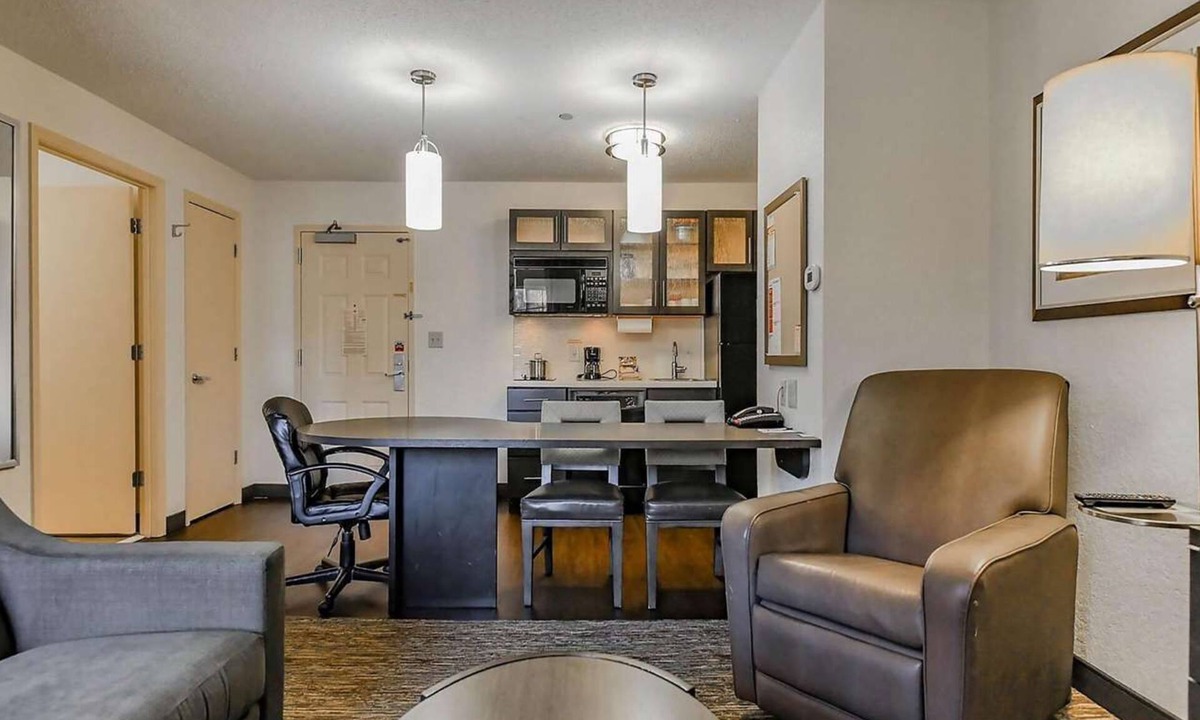 West Des Moines Hotel | Great Choice! One Bedroom Suite! Close to Shopping, Parks & Museums!