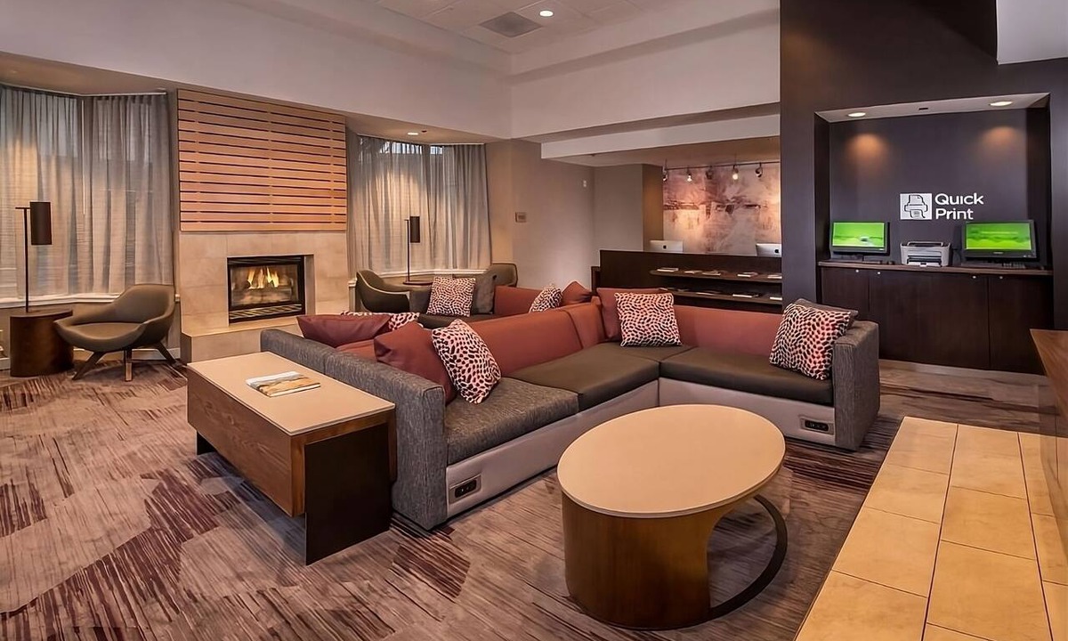Rosslyn Hotel | Great Deal! w/Continental Bfast, Onsite Starbucks! Pets Allowed & Self Parking!