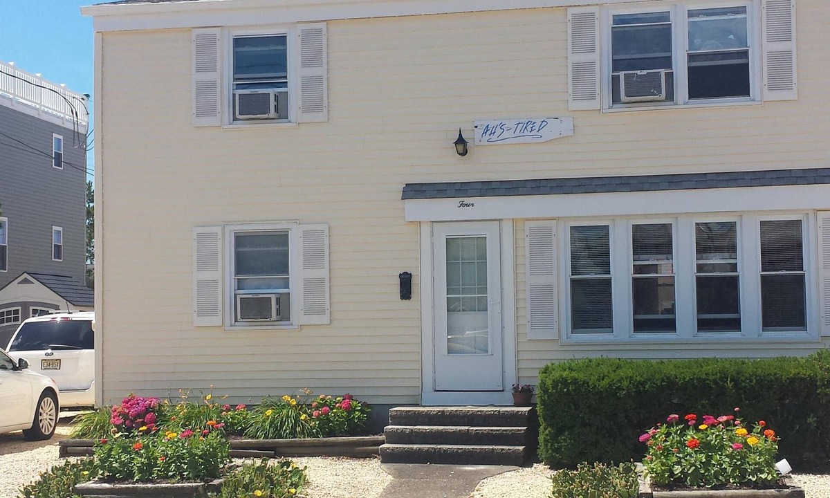 South Beach Haven House | Great Family Location Just 2 Houses From The Beach ~ Clean ~ Quiet ~ Affordable