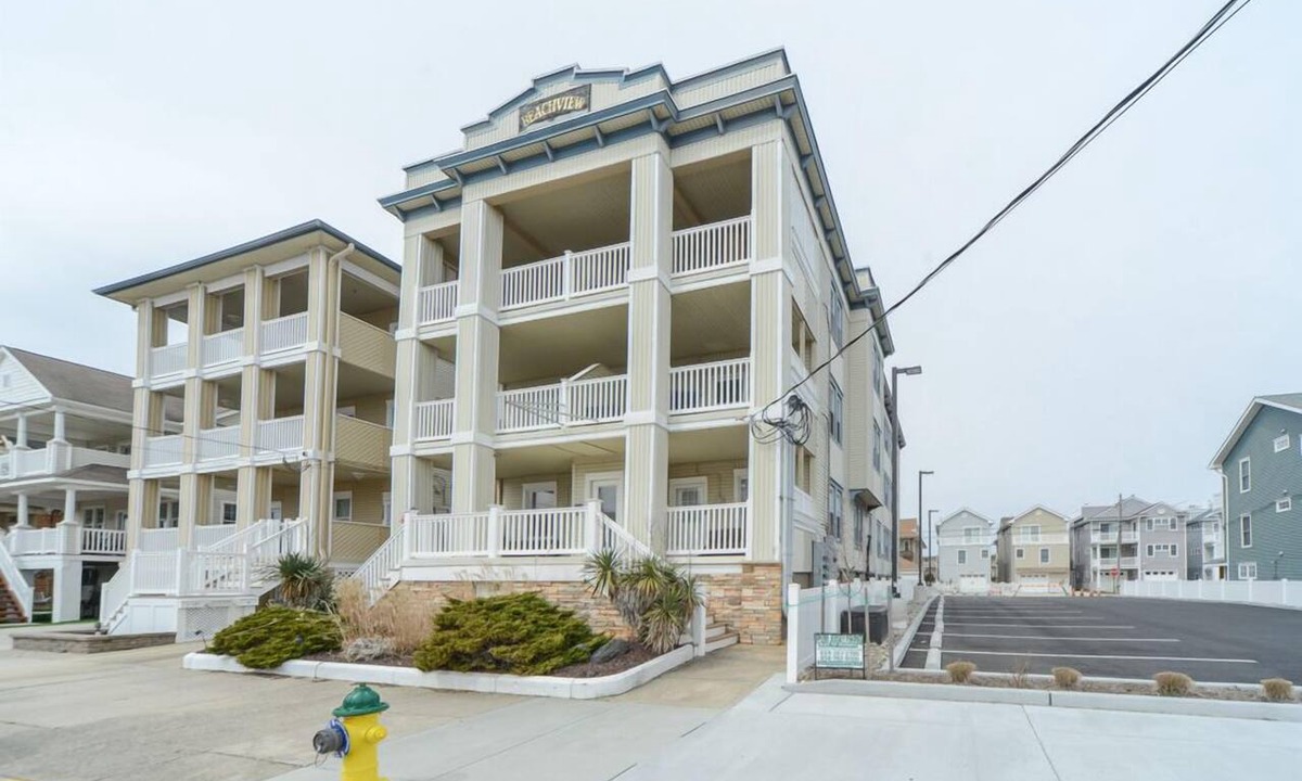 North End Condo | Great pet friendly rental with ocean views! Many open weeks but it won't last long- hurry before your week is booked! Available for rentals all year around.