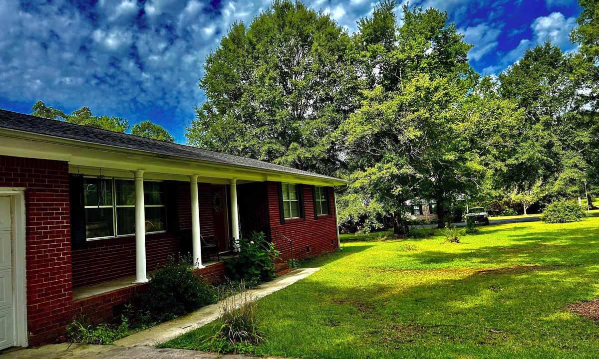Good Hope House | Green Acre Home is at it’s best now that green is everywhere! Welcome!