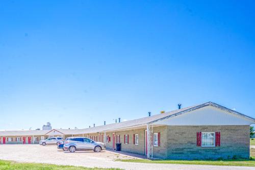 La Crosse Hotel | Green Acre Motel by OYO Near Rush County Airport