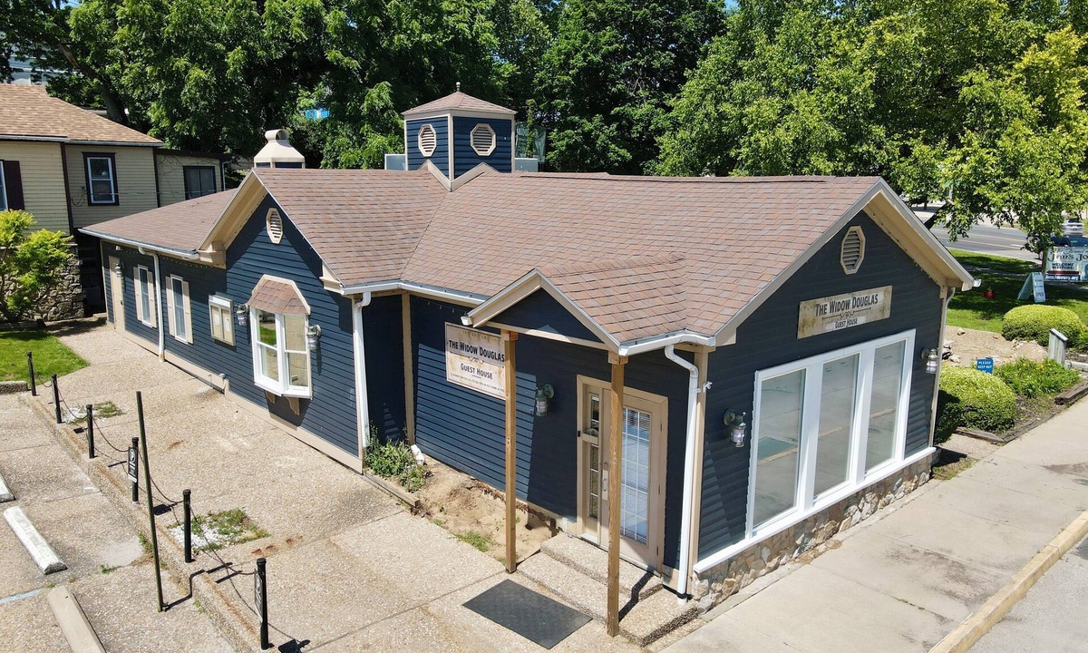 Hannibal Cottage | Guest House with a River View, located downtown Hannibal, MO—- No Cleaning Fee