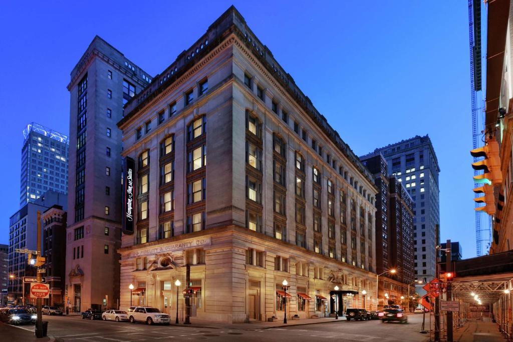 Downtown Baltimore Hotel | Hampton Inn & Suites Baltimore Inner Harbor