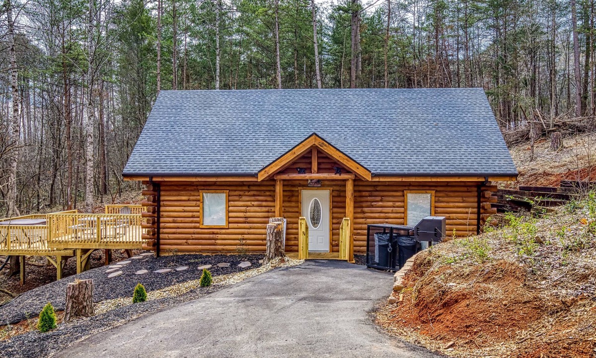 Newport Cabin | Handcrafted Home w/Private Hot Tub|Video Games