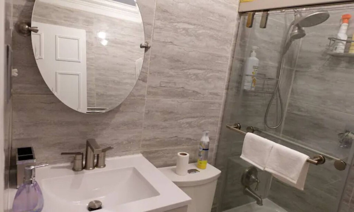 New Carrollton House | Handsome Home - 4 minutes close to Metro