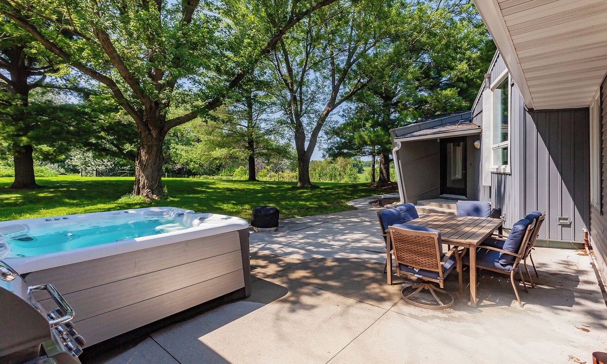 Ames House | Harvest Hill–Modern Farmhouse Retreat Near ISU, Perfect for Families & Game Days