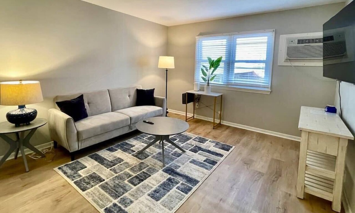 Joslyn Castle Apartment | Heart of Omaha, Steps to UNMC and Dining