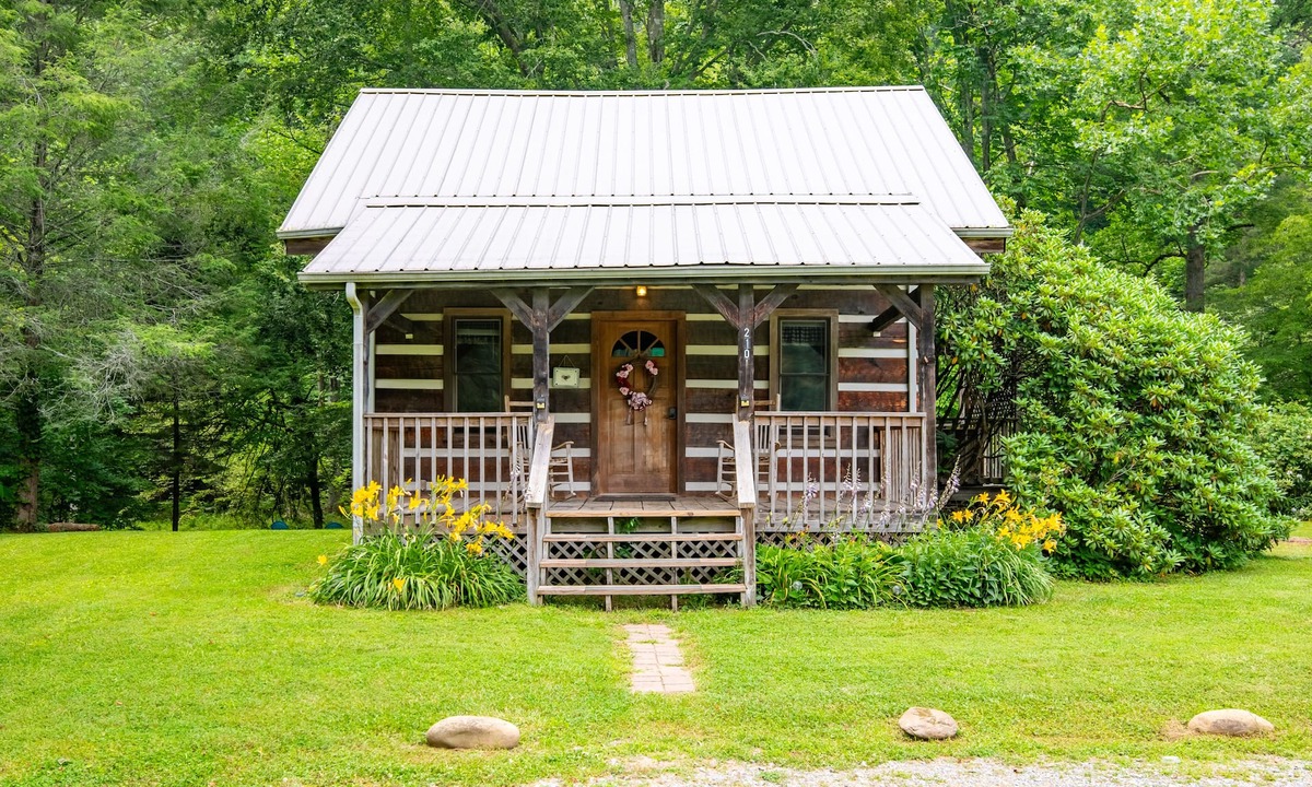 Cosby Cabin | Hearts Bursting with Love Romantic Creekside Retreat!