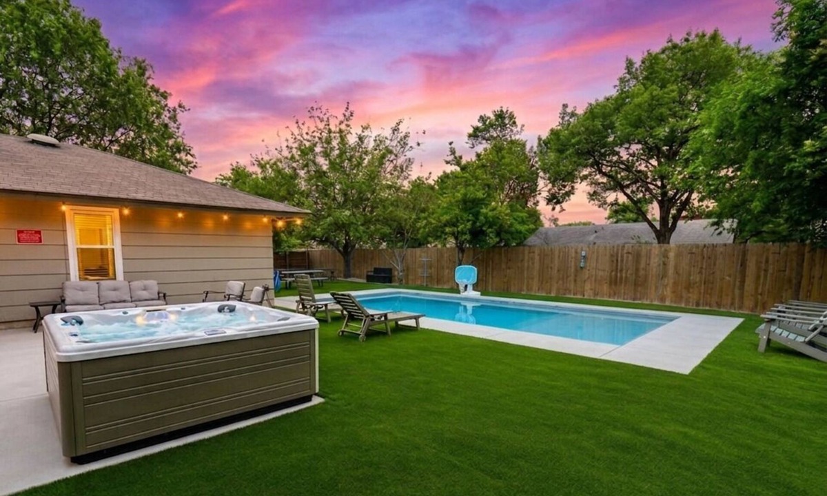 North Austin Civic Association House | Heated Pool/Spa/Mini Golf/Billiard/BBQ/Shuffleboard/Foosball