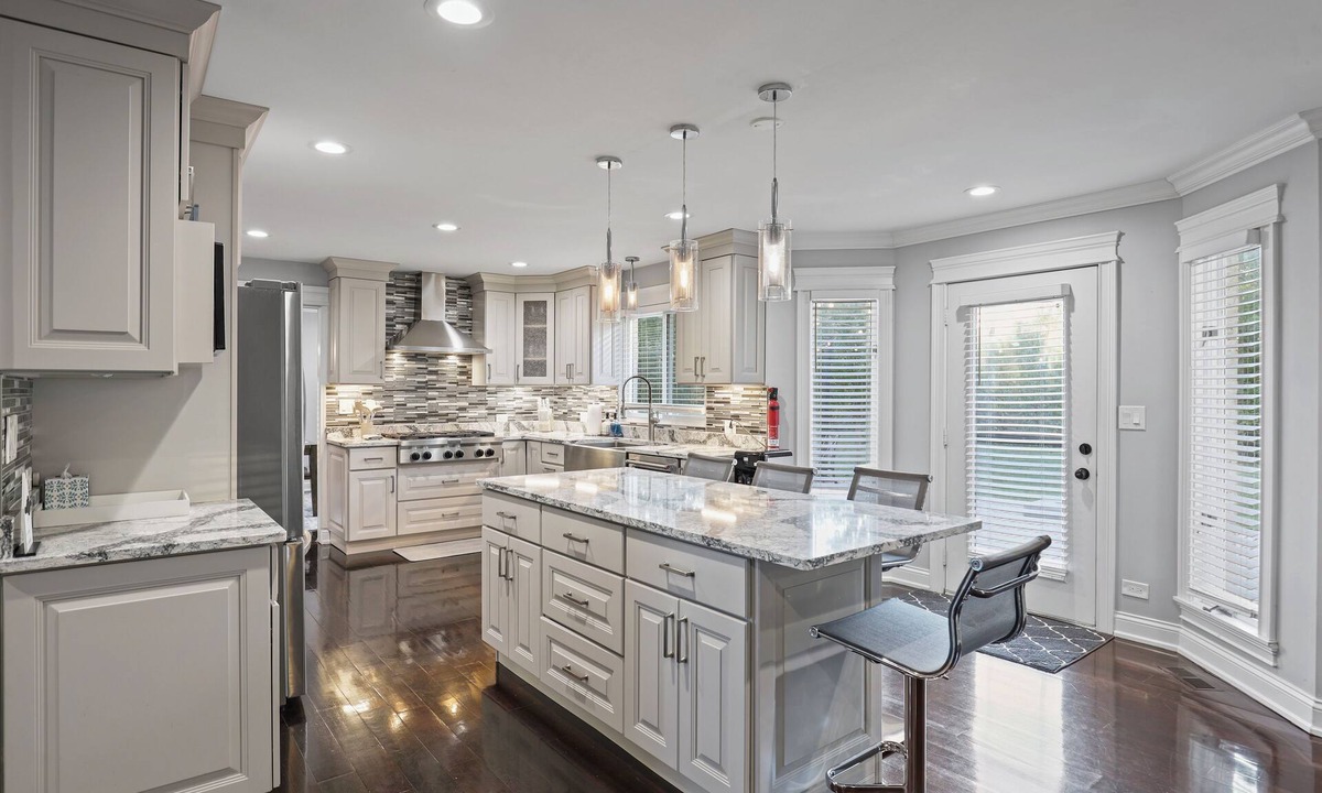Bartlett House | Heaven: 4BR/3.5 BT - Large Spacious Home w/Beautiful Sunroom