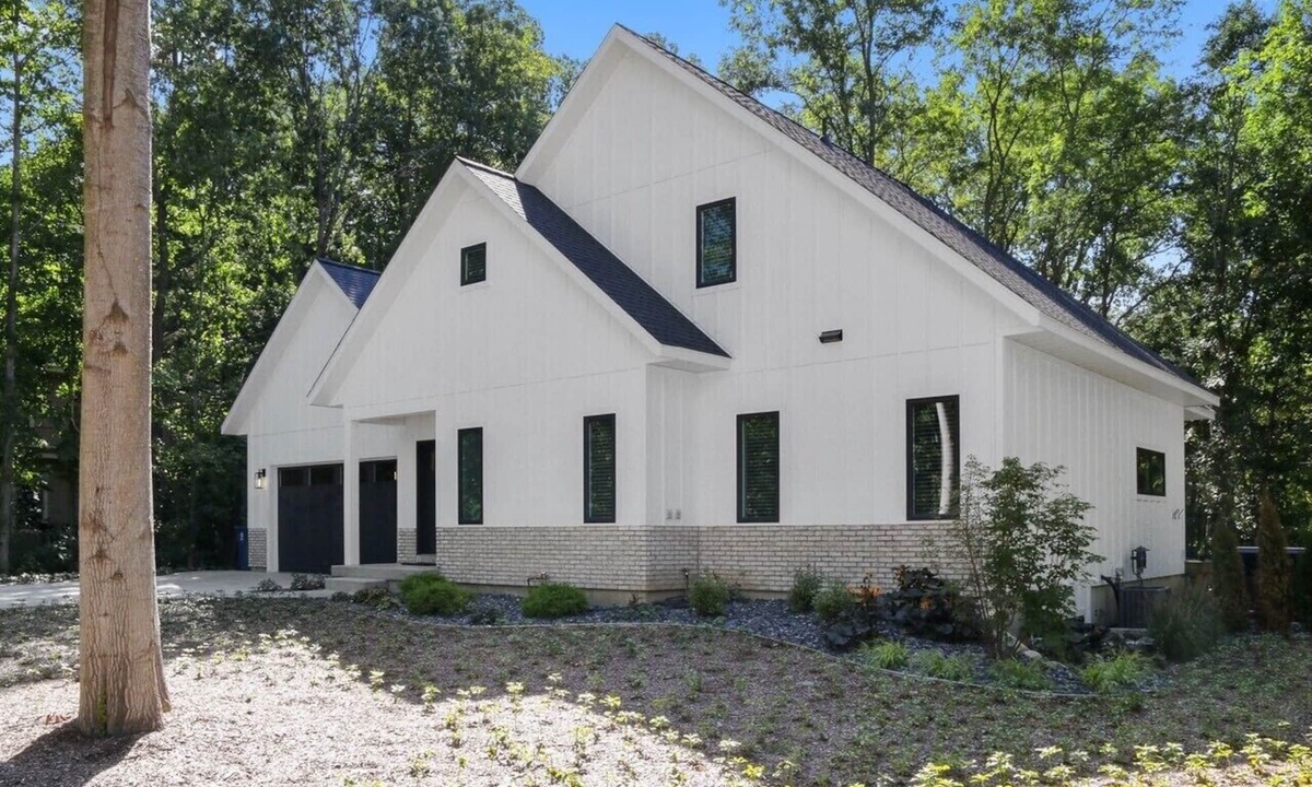 Saugatuck House | High-End Modern Farmhouse Relaxation in Saugatuck - Close to Downtown