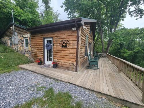 Stanley House | High Ridge Cabin with Hot Tub, Starlink Wi-Fi & Whole-House Generator