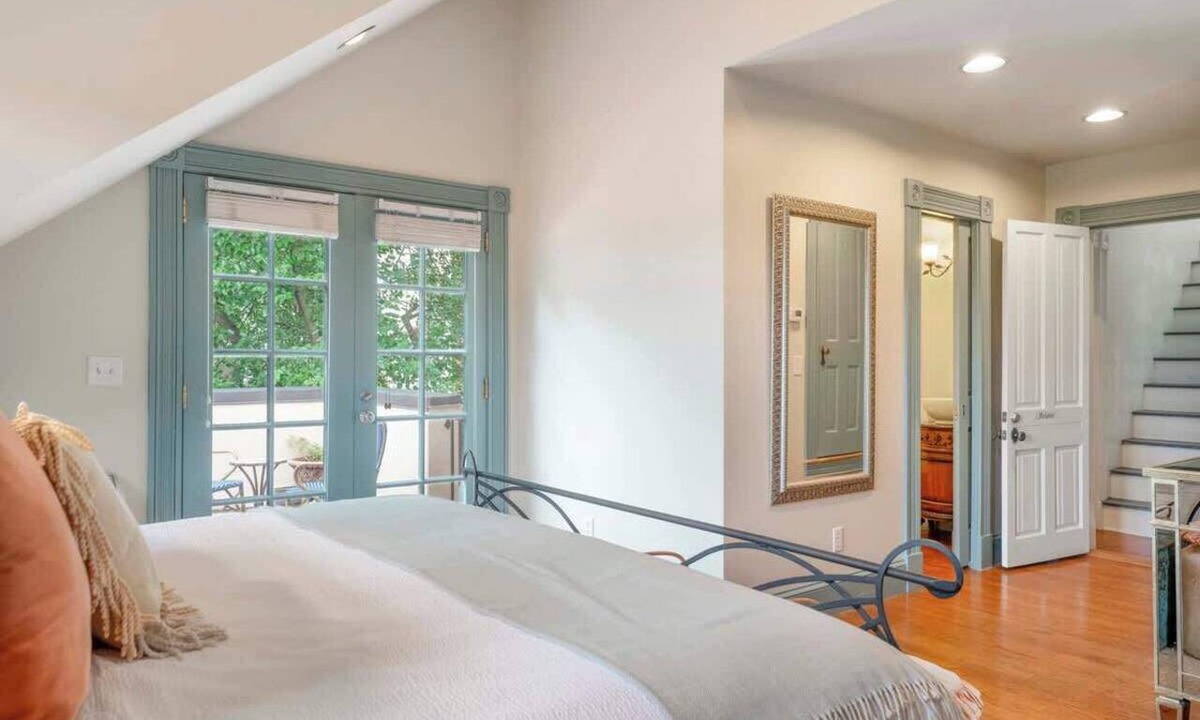 North Downtown Apartment | High Street Inn McIntire Room