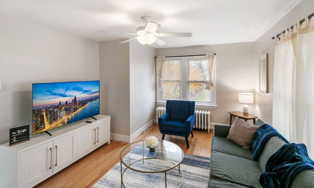 Highwood Apartment | Highwood Haven- 4 Bedroom Steps to Train station!