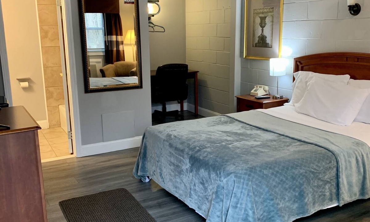 Juliustown Hotel | Hill Top Motel