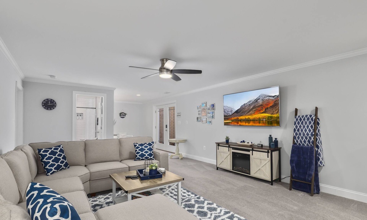 Lakeview Apartment | Hilltop Haven1-King bed basement apartment w/ full kitchen w/ FAST Wi-Fi.