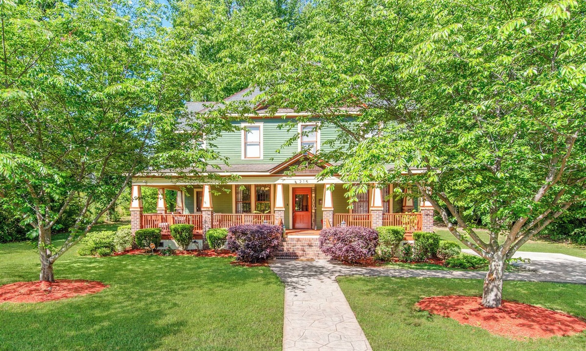 Hidden Valley House | Historic Abernathy House - Spacious Charlotte Retreat for 16