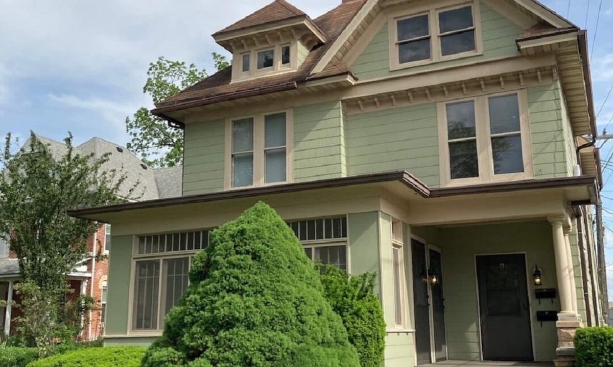 Savanna Apartment | Historic Gem/Steps to Main St. & Mississippi River/3-Season Room