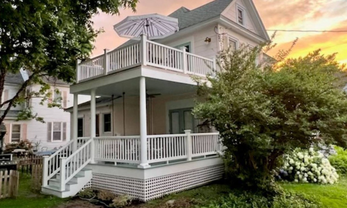 Cambridge House | Historic Marina District-2 BR/1 Ba-River View-Ironman Route-AC-Laundry-Walkable