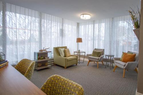West Bloomington Hotel | Holiday Inn Blmgtn Arpt South - Mall Area by IHG