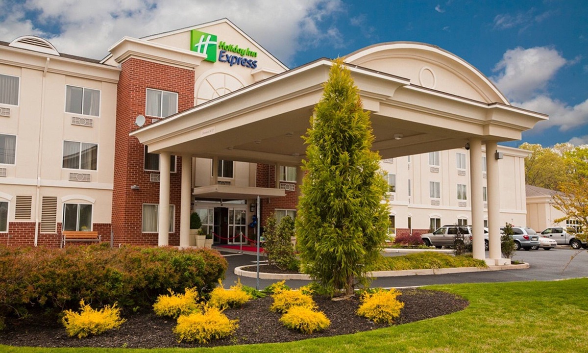Vineland Hotel | Holiday Inn Express and Suites Vineland Millville, an IHG Hotel