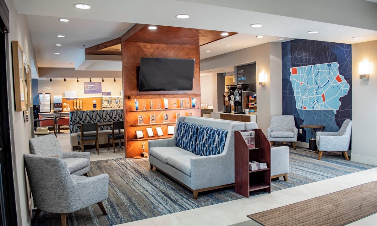 Mason City Hotel | Holiday Inn Express and Suites Mason City by IHG