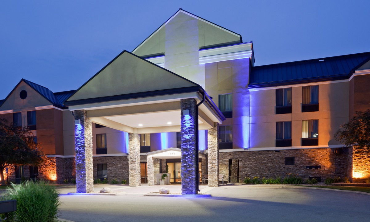 Cedar Rapids Hotel | Holiday Inn Express Cedar Rapids - Collins Road, an IHG Hotel