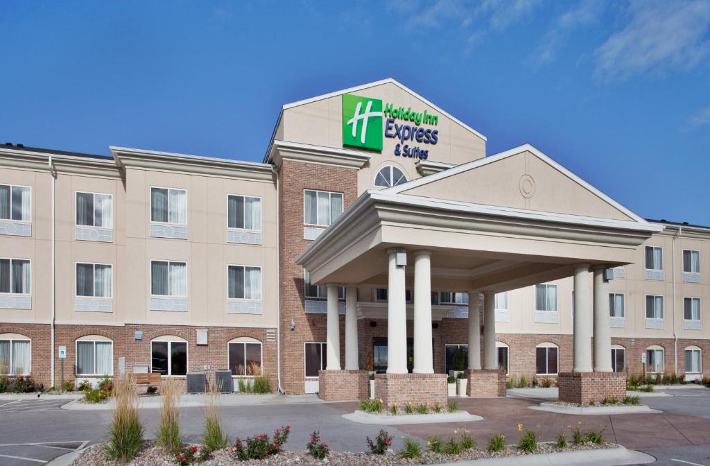 North Central Omaha Hotel | Holiday Inn Express Hotel & Suites Cherry Hills by IHG