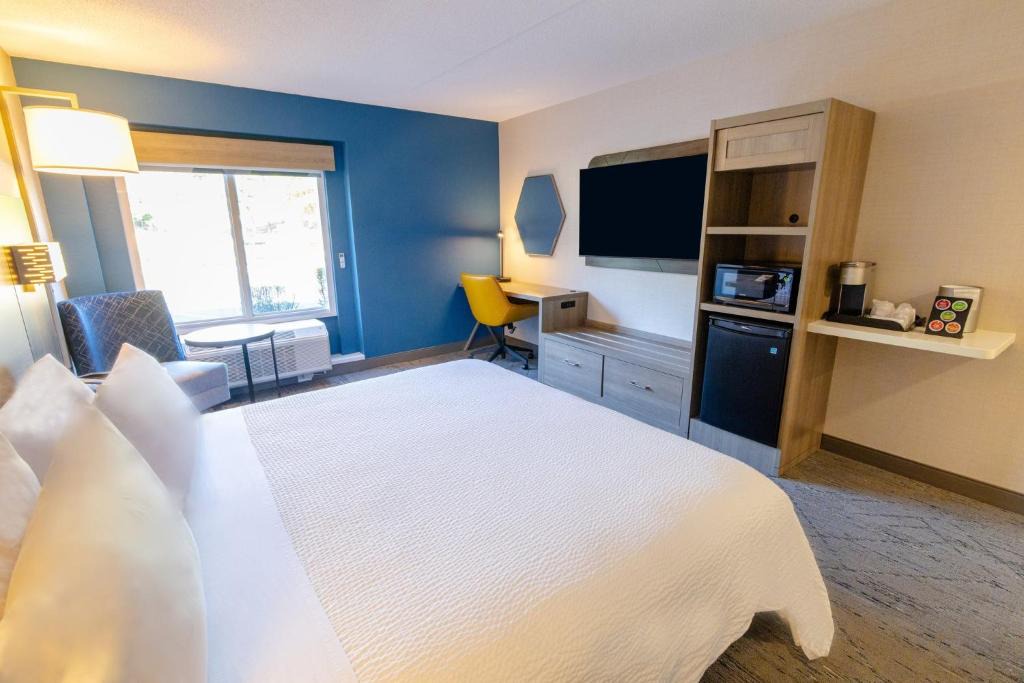 Neptune City Hotel | Holiday Inn Express - Neptune by IHG