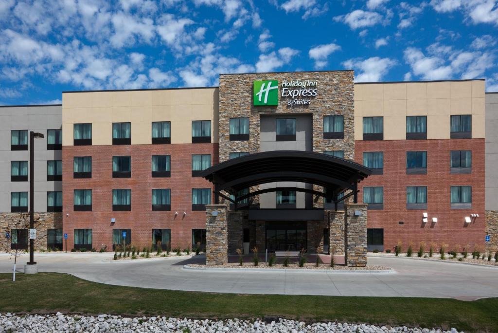Fort Dodge Hotel | Holiday Inn Express & Suites Fort Dodge by IHG