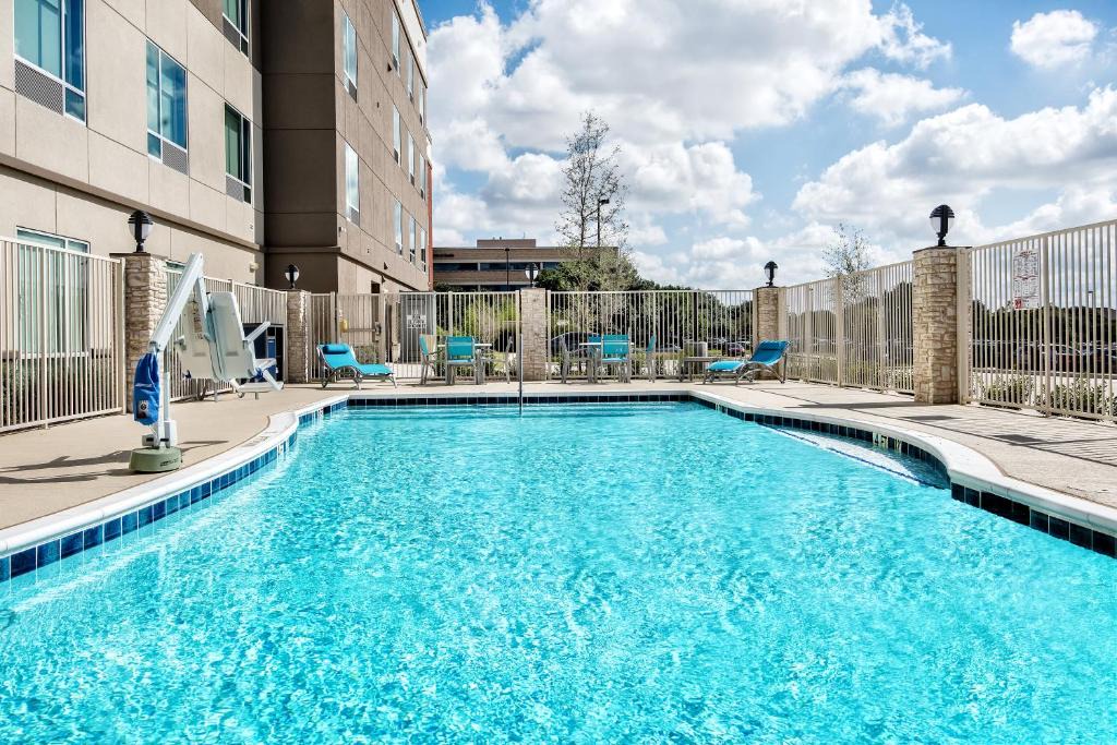 Round Rock Hotel | Holiday Inn Express & Suites Austin - Round Rock Area by IHG