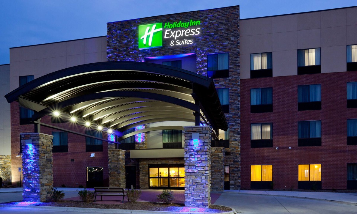 Quad Cities Hotel | Holiday Inn Express & Suites Davenport by IHG