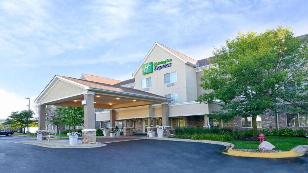 Riverwoods Hotel | Holiday Inn Express & Suites Chicago Deerfield Lincolnshire by IHG