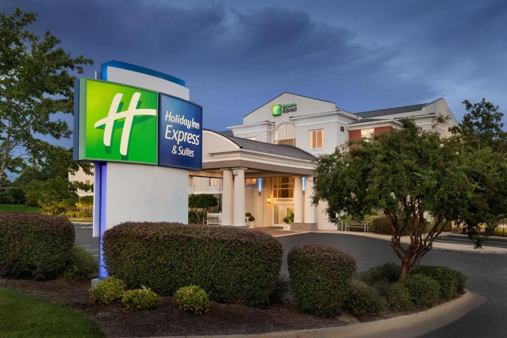 Auburn Hotel | Holiday Inn Express & Suites Auburn - University Area by IHG
