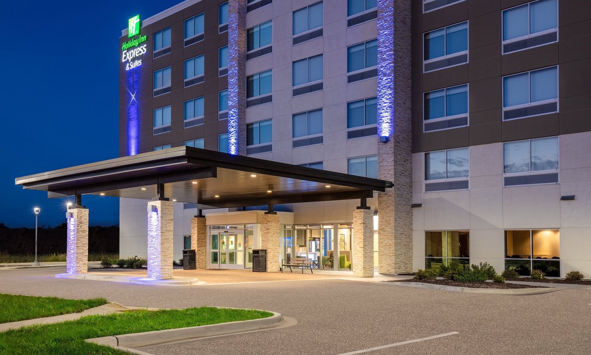 Beloit Hotel | Holiday Inn Express & Suites Beloit by IHG