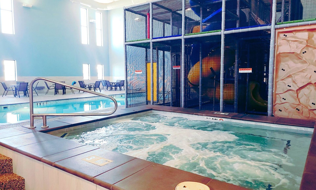 Brandon Hotel | Holiday Inn Express & Suites Brandon by IHG