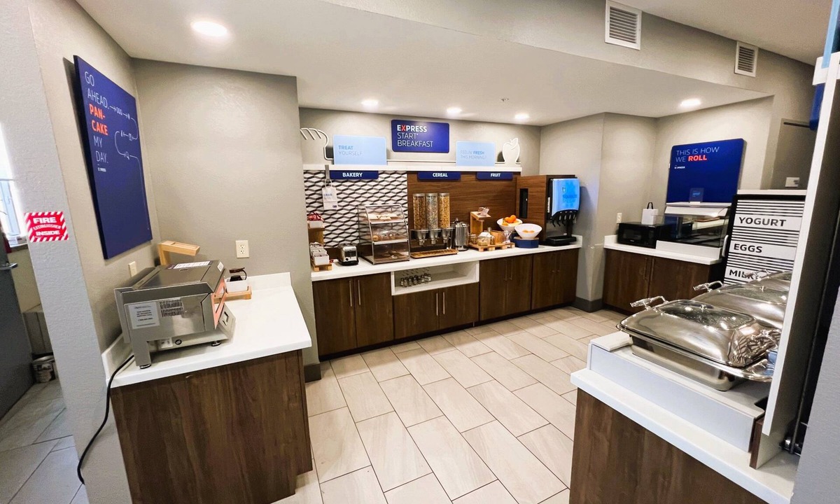 Park City Hotel | Holiday Inn Express Wichita North - Park City by IHG