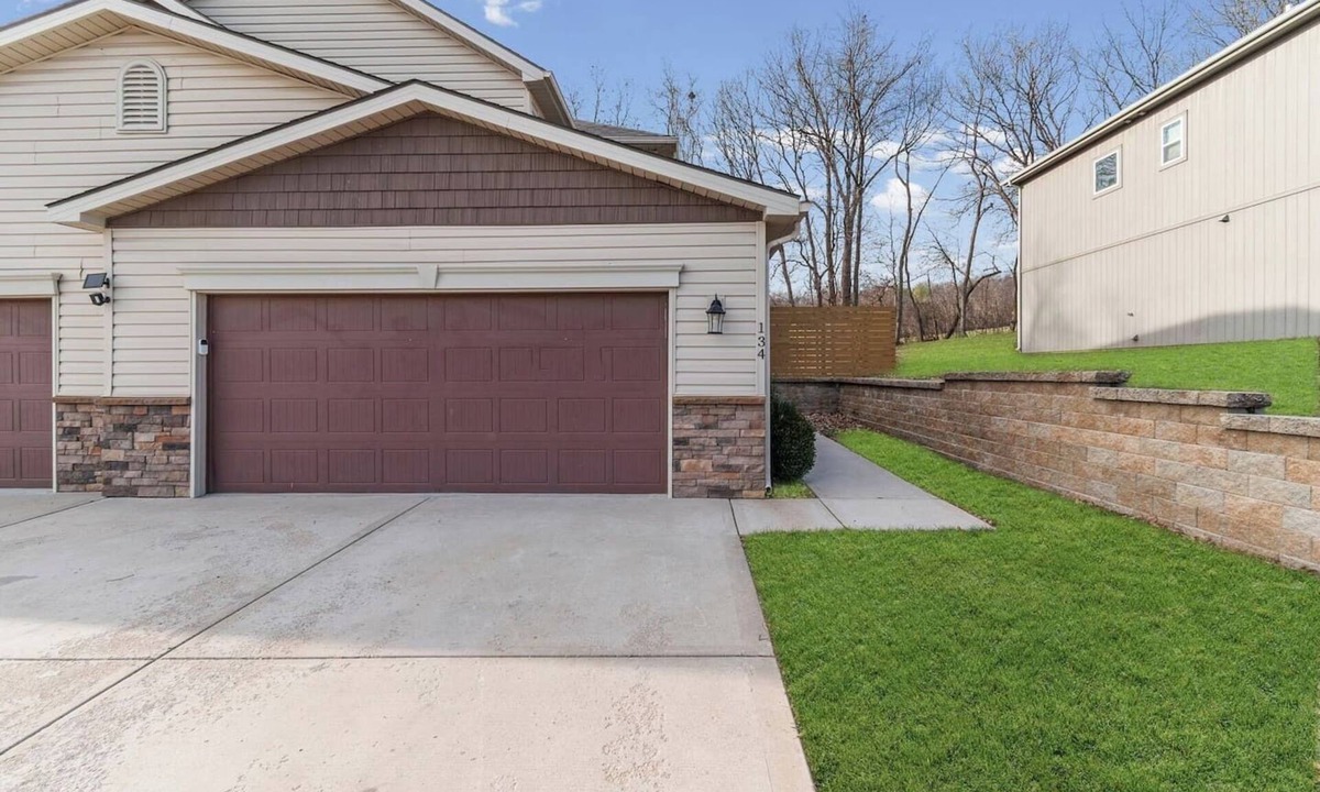 Tracy House | Home Away from Home 2 Close to KCI Airport, Weston