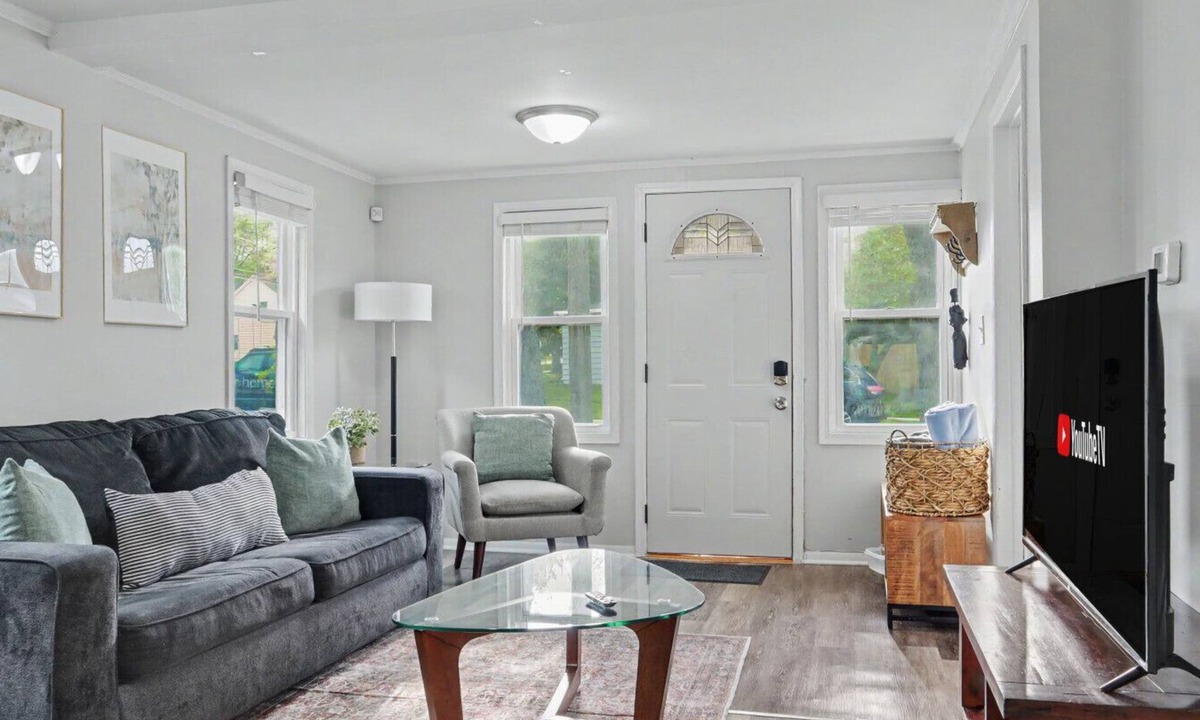 Libertyville House | Home in DT Libertyville near Corp HQs & Naval Base