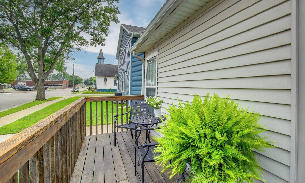 Kalona Cottage | Home Near Kinnick, UI Health & Amish Country