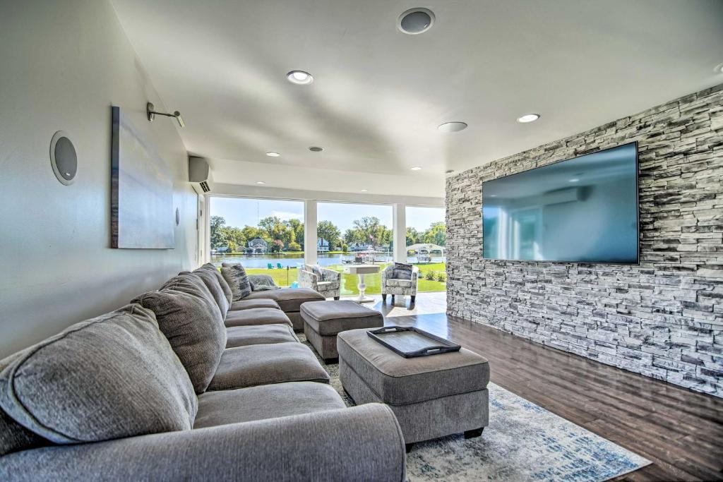 McHenry House | Home on Fox River: Modern Decor Style!
